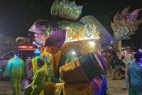Salah satu Peserta menggunakan maket Ikan Cempakul turut ambil bagian di Festival Arakan Sahur di Tanjung Jabung Barat tahun 2022, Sabtu (16/4/22). FOTO : lintastungkal