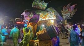 Salah satu Peserta menggunakan maket Ikan Cempakul turut ambil bagian di Festival Arakan Sahur di Tanjung Jabung Barat tahun 2022, Sabtu (16/4/22). FOTO : lintastungkal