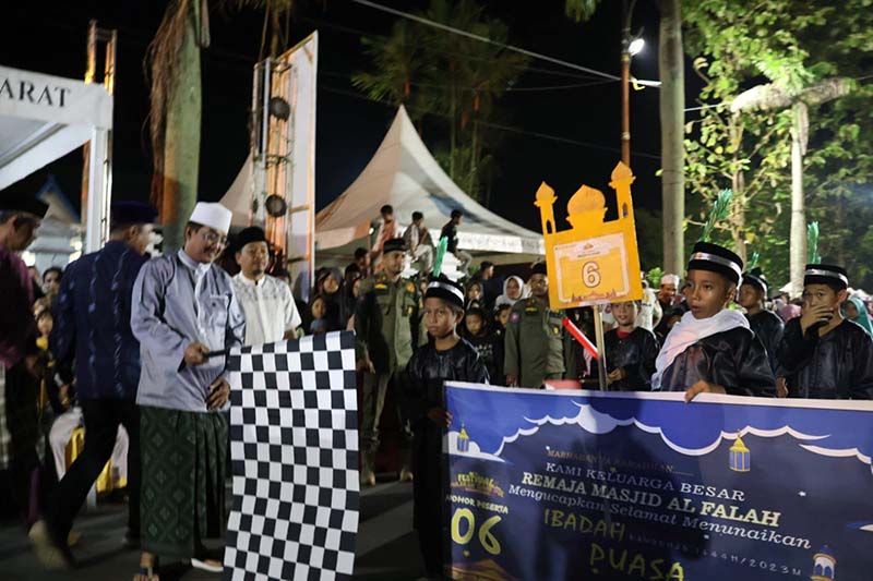 Bupati Tanjung Jabung Barat H. Anwar Sadat didampingi Kepala Disparpora dan Kominfo melepas peserta Festival Arakan Sahur, Sabtu (1/4/23) malam. FOTO : LT