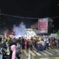 Antusias Penonton Menyaksikan Jalannya Festival Arakan Sahur Ditengah Guyuran Hujan. FOTO diambbil di Simpang 4 Lampu Merah Siswa. LT