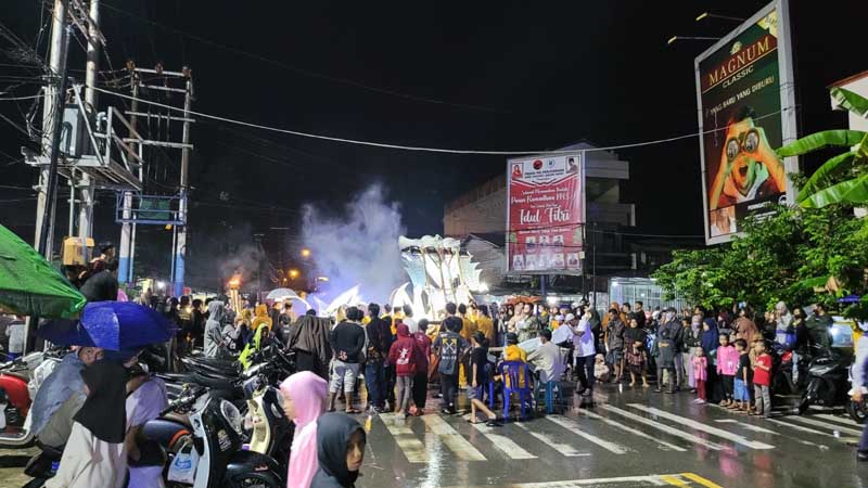 Antusias Penonton Menyaksikan Jalannya Festival Arakan Sahur Ditengah Guyuran Hujan. FOTO diambbil di Simpang 4 Lampu Merah Siswa. LT