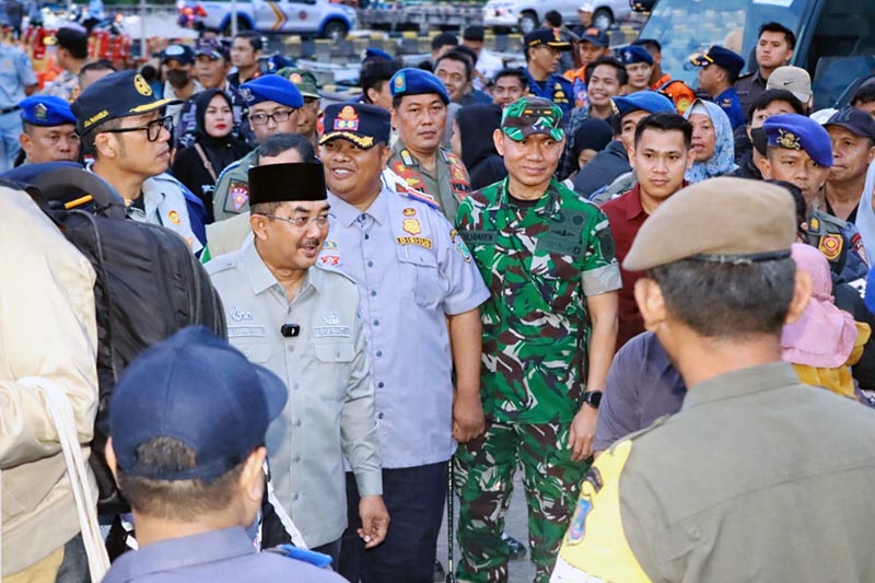 SINERGI PELAYANAN: Bupati Tanjab Barat, Drs. H. Anwar Sadat, M.Ag (tengah), bersama Wakil Bupati Dr. H. Katamso (kanan Bupati) dan jajaran Forkopimda saat melepas keberangkatan Arus Balik Gratis di Pelabuhan Marina Kuala Tungkal, Kamis (26/3). Program tahun ketiga ini memberangkatkan 152 warga menuju Batam menggunakan armada KN. Sarotama P.112. (FOTO : Dok. Prokopim)