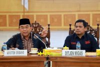 Asisten Perekonomian dan Pembangunan Setda Tanjung Jabung Barat, H. Firdaus Khatab pada acara Sosialisasi Pembangunan Jaringan Gas Bumi untuk Rumah Tangga di Balai Pertemuan Kantor Bupati, Kamis (04/12/25). FOTO : PROKOPIM