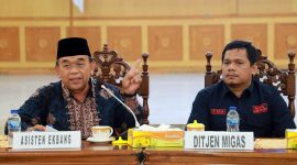 Asisten Perekonomian dan Pembangunan Setda Tanjung Jabung Barat, H. Firdaus Khatab pada acara Sosialisasi Pembangunan Jaringan Gas Bumi untuk Rumah Tangga di Balai Pertemuan Kantor Bupati, Kamis (04/12/25). FOTO : PROKOPIM