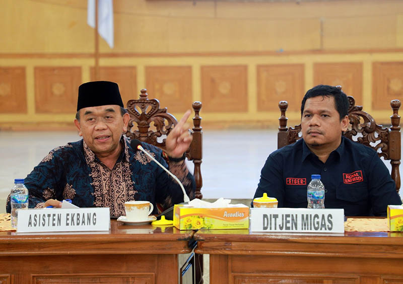 Asisten Perekonomian dan Pembangunan Setda Tanjung Jabung Barat, H. Firdaus Khatab pada acara Sosialisasi Pembangunan Jaringan Gas Bumi untuk Rumah Tangga di Balai Pertemuan Kantor Bupati, Kamis (04/12/25). FOTO : PROKOPIM