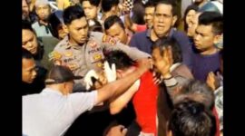 Anggota Kepolisian Polres Merangin dengan Sigap Mengamankan Oknum ASN dari Amukan Masa Karena Diduga Melakukan Percobaan Pencurian di salah Satu Toko Emas di Pasar Bawah Merangin, Selasa (17/10/23). [FOTO : HMS Res Merangin] 