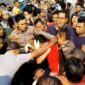 Anggota Kepolisian Polres Merangin dengan Sigap Mengamankan Oknum ASN dari Amukan Masa Karena Diduga Melakukan Percobaan Pencurian di salah Satu Toko Emas di Pasar Bawah Merangin, Selasa (17/10/23). [FOTO : HMS Res Merangin] 