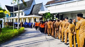 ASN (PNS/PPPK dan Honorer Pemkab Tanjab Barat pada Upacara Bendera di Halaman Kantor Bupati tanggal 3 Maret 2025. FOTO : LINTASTUNGKAL