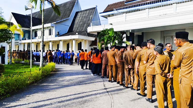 ASN (PNS/PPPK dan Honorer Pemkab Tanjab Barat pada Upacara Bendera di Halaman Kantor Bupati tanggal 3 Maret 2025. FOTO : LINTASTUNGKAL