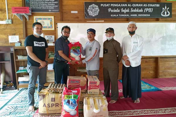 Pengurus ASRI Media Grup Jambi Saat Menerahkan Bantuan pada Pengurus Pusat Pengajian Al-Quran As-Syaatibi, Senin, (05/07/21).