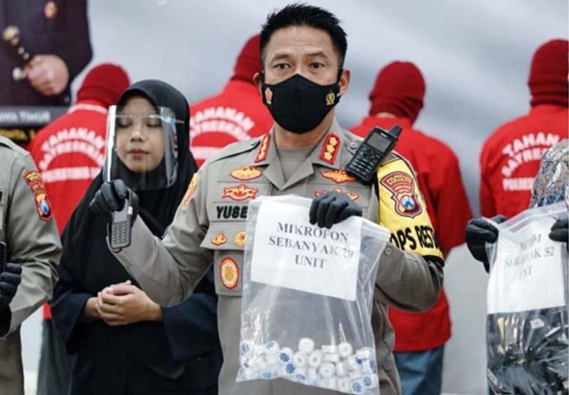 Polisi Menunjukan Sejumlah Barang Bukti dan Terduga Pelaku Saat Pres Rilis Pengungkapan Kasus   Joko UTBK-SBMPTN di wilayah hukum Jawa Timur (Jatim). FOTO : Ist/Net