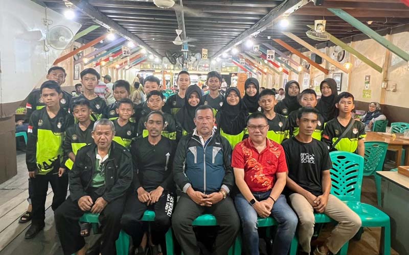 Pengurus Pengkab TI Tanjab Barat Jamal Darmawan, Sie didampingi ketua KONI Syarifuddin, Pelatih dan Atlet Foto bersama. FOTO : Dok. TI Tanjab Barat