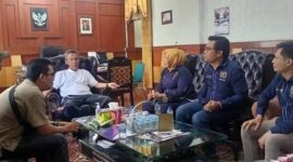 Ketua PWI Tanjung Jabung Barat Jambi Rita Anggraini dan beberapa Pengurus foto bersama dengan Sekda Tanjab Barat. FOTO : Ist
