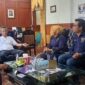 Ketua PWI Tanjung Jabung Barat Jambi Rita Anggraini dan beberapa Pengurus foto bersama dengan Sekda Tanjab Barat. FOTO : Ist