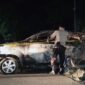 Polisi Memasang Garis Polisi pada Mobil Avanza yang Hangus Terbakar. FOTO : Polsek Kumpeh Ulu