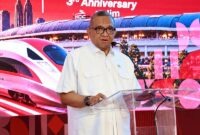 DORONG ALIH TEKNOLOGI: Wamenaker Afriansyah menyampaikan sambutannya dalam perayaan Hari Ulang Tahun (HUT) ke-11 PT Kereta Cepat Indonesia China (KCIC) sekaligus HUT ke-3 operasional Whoosh di Stasiun Halim, Jakarta Timur. (Foto: Dok. Biro Humas Kemnaker)