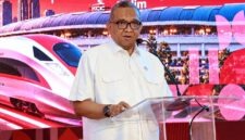 DORONG ALIH TEKNOLOGI: Wamenaker Afriansyah menyampaikan sambutannya dalam perayaan Hari Ulang Tahun (HUT) ke-11 PT Kereta Cepat Indonesia China (KCIC) sekaligus HUT ke-3 operasional Whoosh di Stasiun Halim, Jakarta Timur. (Foto: Dok. Biro Humas Kemnaker)