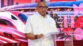 DORONG ALIH TEKNOLOGI: Wamenaker Afriansyah menyampaikan sambutannya dalam perayaan Hari Ulang Tahun (HUT) ke-11 PT Kereta Cepat Indonesia China (KCIC) sekaligus HUT ke-3 operasional Whoosh di Stasiun Halim, Jakarta Timur. (Foto: Dok. Biro Humas Kemnaker)