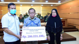 FOTO : Kedua orang Tua almarhumah Novera, A.Md.Kep Bapak Supardi dan Ibu Ofnetty Menerima Santina dari Dirut PT Asabri Letjen TNI (Purn) Sonny Widjaja Sebesar Rp 286.031.100 di Ruang Puskodalad Mabesad, Jakarta, Senin (18/05/20). 