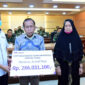 FOTO : Kedua orang Tua almarhumah Novera, A.Md.Kep Bapak Supardi dan Ibu Ofnetty Menerima Santina dari Dirut PT Asabri Letjen TNI (Purn) Sonny Widjaja Sebesar Rp 286.031.100 di Ruang Puskodalad Mabesad, Jakarta, Senin (18/05/20). 