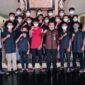 Ahmad Hafi Badali dan Rekan - Rekan serta Pelatih foto bersama Gubernur Jambi Al Haris. FOTO : Istimewa