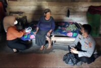 Aksi Sosial Kapolsek Sungai Gelam Berikan Bantuan Saat Vaksinasi Keliling ke Rumah Warga, Minggu (21/11/21). FOTO : Noval