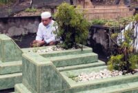 FOTO : Al Haris Saat Berada di makam Abdurahman Sayoeti di TPU Putri Ayu, Kelurahan Sungai Putri, Kota Jambi, Jumat (09/10/20).