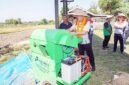 Komisaris Utama PT Pertamina Patra Niaga, Sabar Yudo Suroso menguji coba mesin perontok padi (dores) listrik di Subak Sembung, Denpasar, Bali. Bantuan alsintan berbasis energi bersih ini disalurkan melalui Program Desa Energi Berdikari binaan AFT Ngurah Rai untuk meningkatkan efisiensi dan kesejahteraan petani lokal. (FOTO: Dok. Pertamina Patra Niaga)