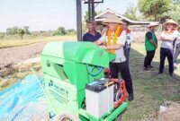 Komisaris Utama PT Pertamina Patra Niaga, Sabar Yudo Suroso menguji coba mesin perontok padi (dores) listrik di Subak Sembung, Denpasar, Bali. Bantuan alsintan berbasis energi bersih ini disalurkan melalui Program Desa Energi Berdikari binaan AFT Ngurah Rai untuk meningkatkan efisiensi dan kesejahteraan petani lokal. (FOTO: Dok. Pertamina Patra Niaga)