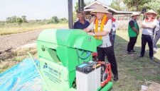 Komisaris Utama PT Pertamina Patra Niaga, Sabar Yudo Suroso menguji coba mesin perontok padi (dores) listrik di Subak Sembung, Denpasar, Bali. Bantuan alsintan berbasis energi bersih ini disalurkan melalui Program Desa Energi Berdikari binaan AFT Ngurah Rai untuk meningkatkan efisiensi dan kesejahteraan petani lokal. (FOTO: Dok. Pertamina Patra Niaga)