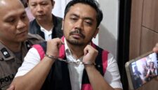 Potret Amsal Christy Sitepu, videografer asal Kabupaten Karo, Sumatera Utara, saat menjalani proses hukum. Amsal menjadi sorotan nasional setelah dituntut 2 tahun penjara oleh Jaksa Penuntut Umum (JPU) Kejari Karo atas dugaan korupsi proyek video profil di 20 desa. (FOTO : Istimewa)

