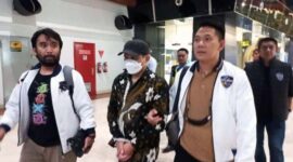Peneliti Badan Riset dan Inovasi Nasional (BRIN) Andi Pangerang Hasanuddin tiba di Bandara Soekarno-Hatta, Tangerang, usai resmi ditetapkan sebagai tersangka ujaran kebencian, Minggu (30/4/2023) malam ini. [FOTO : Tribuntangerang]