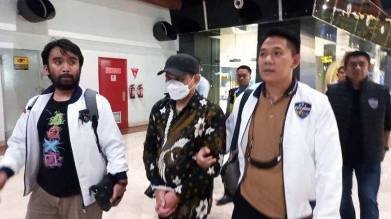 Peneliti Badan Riset dan Inovasi Nasional (BRIN) Andi Pangerang Hasanuddin tiba di Bandara Soekarno-Hatta, Tangerang, usai resmi ditetapkan sebagai tersangka ujaran kebencian, Minggu (30/4/2023) malam ini. [FOTO : Tribuntangerang]