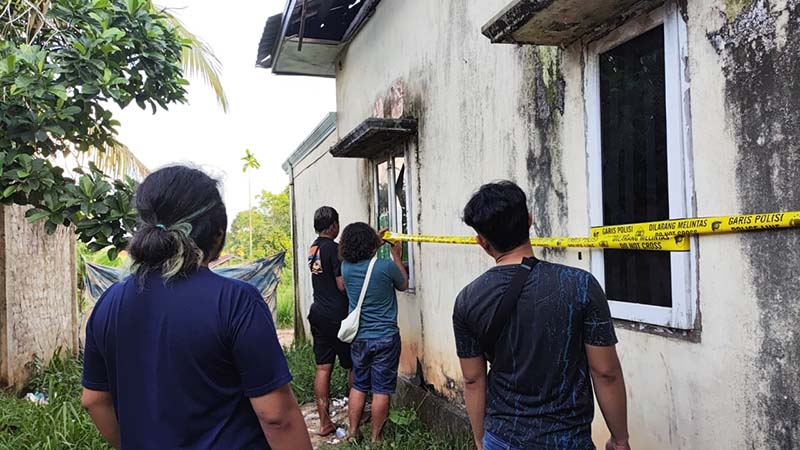 Anggota Satresnarkoba Polres Muaro Jambi Bongkar dan Pasang Garis Polisi Rumah Dididaga Basecamp. [FOTO : Hms/Dhea]