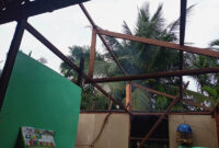FOTO : Tampak Atap Rumah Warga Lepas Dihantam Angin Puting Beliung, Sabtu (10/10/20)