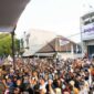 Lautan Massa Menyambut Kedatangan Bacapres Anies Baswedan saat Meresmikan Posko Rakyat (Poskora) Relawan Anies-Muhaimin Kabupaten Purwakarta, Sabtu (7/10/23). [FOTO : Tribunnews.com]