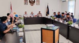 Dir Lantas Polda Jambi Kombes Pol Dhafi Pimpin Rapat Angkutan Batu Bara di Anjungan Kantor KSOP kelas lll Talang Duku, Senin (24/10/22). FOTO : Dhea/Hums Polda.