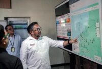 Komisaris Independen PT Pertamina Patra Niaga, sedang meninjau peta digital sebaran SPBU di kawasan Makassar. (FOTO : Dok. Pertamina)