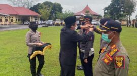 Wakil Bupati Muaro Jambi Bambang Bayu Suseno Saat Menyematkan Pita Kepda Perwakilan Apel Gelar Pasukan Operasi Lilin 2021 di Halaman Polres Muaro Jambi, Kamis (23/12/21). FOTO : Noval