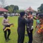 Wakil Bupati Muaro Jambi Bambang Bayu Suseno Saat Menyematkan Pita Kepda Perwakilan Apel Gelar Pasukan Operasi Lilin 2021 di Halaman Polres Muaro Jambi, Kamis (23/12/21). FOTO : Noval