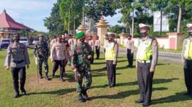 FOTO : Danrem 042 Gapu Brigjen TNI M. Zulkifli  Saat Memimpin Apel Kesiapsiagaan Pengamanan Misa Jumat Agung di Polres Muaro Jambi, Rabu (31/03/21). 