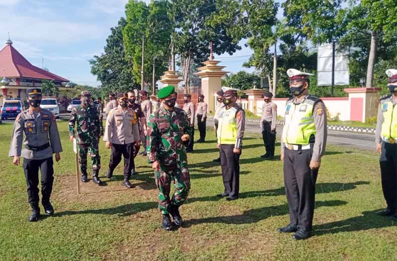 FOTO : Danrem 042 Gapu Brigjen TNI M. Zulkifli  Saat Memimpin Apel Kesiapsiagaan Pengamanan Misa Jumat Agung di Polres Muaro Jambi, Rabu (31/03/21). 