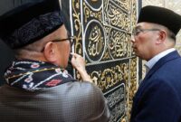 Arie Triyono Memperlihatkan Kaligrafi Kiswah pada Ridwan Kamil. FOTO : Tim Media