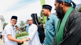 Dr. Asri Ludin Tambunan Disambut Hangat Ulama dalam Peringatan Hari Santri Nasional. (FOTO : Rizky Zulianda)