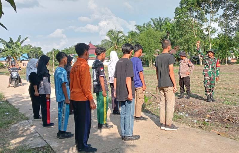 Babinsa Pudak Koramil 415-06/Pijoan, Serda Wahyu Irwanto Saat Latihkan PBB Siswa/i SMPN 42 Muaro Jambi. [FOTO : Dhea]