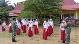 Babinsa jajaran Koramil 419-02/Tungkal Ulu saat menyosialisasikan salam Pancasila ke para Siswi di salah satu Sekolah Dasar, Kamis (17/2/22). FOTO : PENDIM 0419/Tanjab