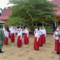 Babinsa jajaran Koramil 419-02/Tungkal Ulu saat menyosialisasikan salam Pancasila ke para Siswi di salah satu Sekolah Dasar, Kamis (17/2/22). FOTO : PENDIM 0419/Tanjab