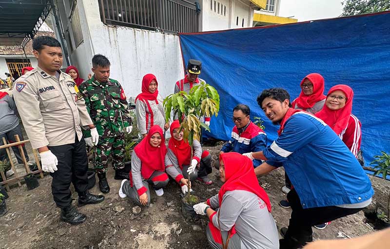 Babinsa Kasang Koramil 415-11/Jambi Timur, Kodim 0415/Jambi, Serda Rio Mitra Atma Turut Serta Giat Penanaman Pohon di RT 13 Kelurahan Kasang, Kecamatan Jambi Timur, Kota Jambi, Rabu (03/7/24). FOTO : Viryzha