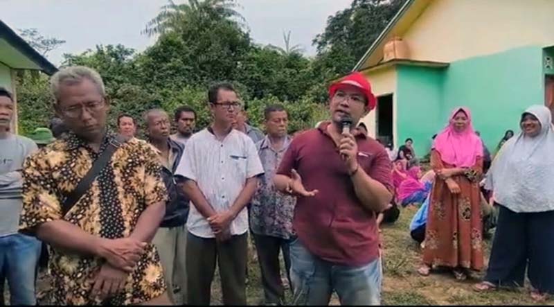 Dedi, Ketua RT dan masyarakat saat akan gotong royong di Areal Makam leluhur di tengah Padang Sawit PT DAS. FOTO : Istimewa