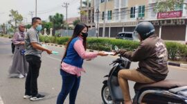 Pengurus dan Wartawan IWO Jambi dan Erni Medika saat Kegiatan Bagikan Ribuan Masker Gratis. FOTO : HMS